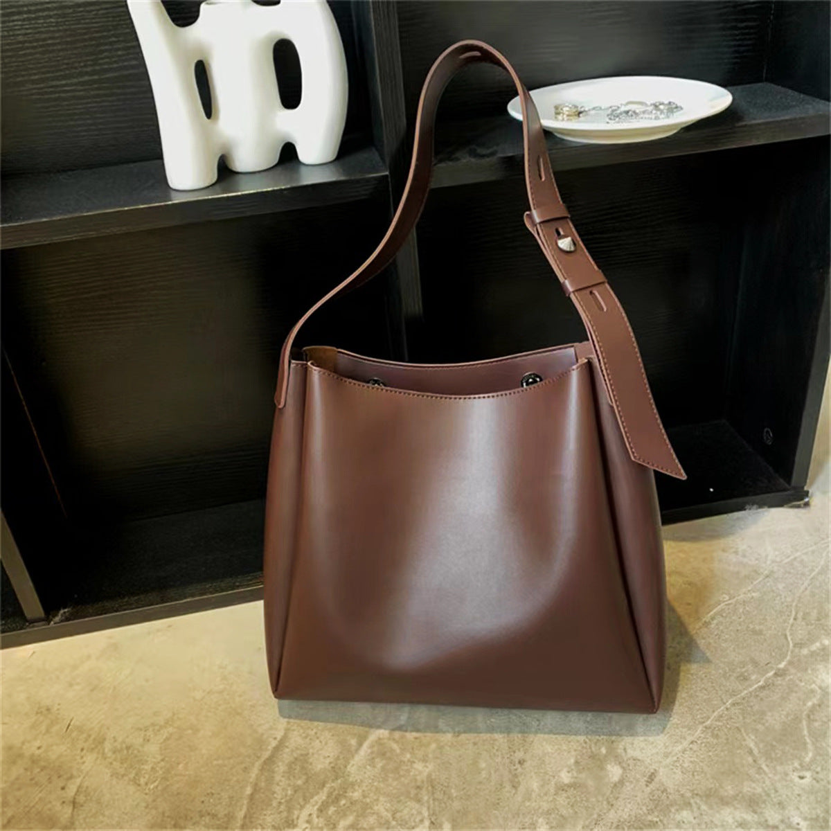 The Amélie Tote — side profile showing relaxed structured silhouette